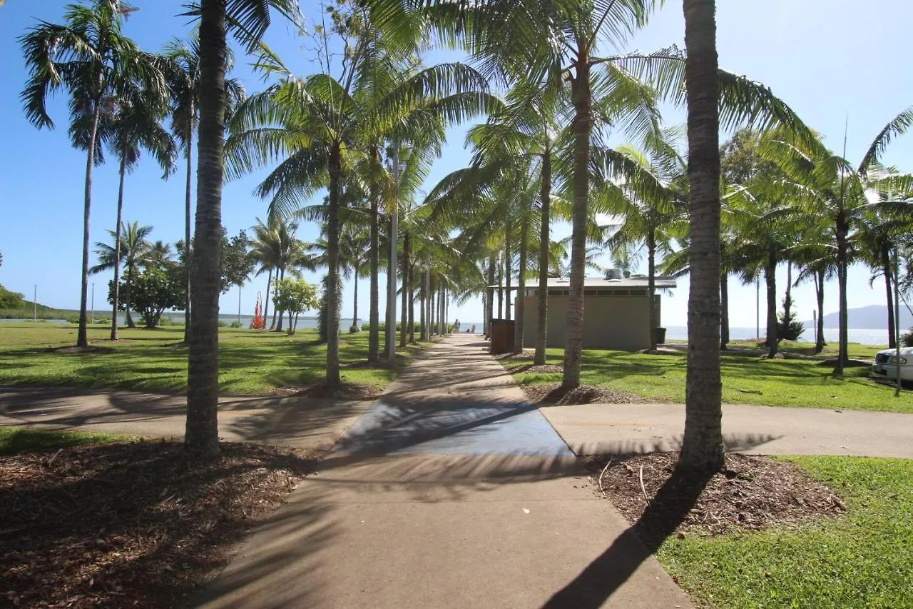 Luxury Pool Side Apartment In Beachfront Resort Cairns 0*,  Australia
