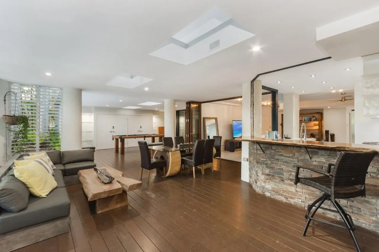 Luxury Pool Side Apartment In Beachfront Resort Cairns