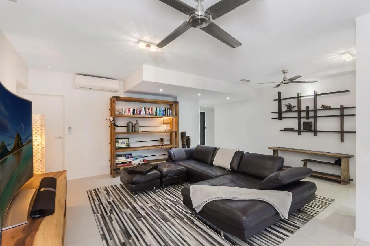 Luxury Pool Side Apartment In Beachfront Resort Cairns