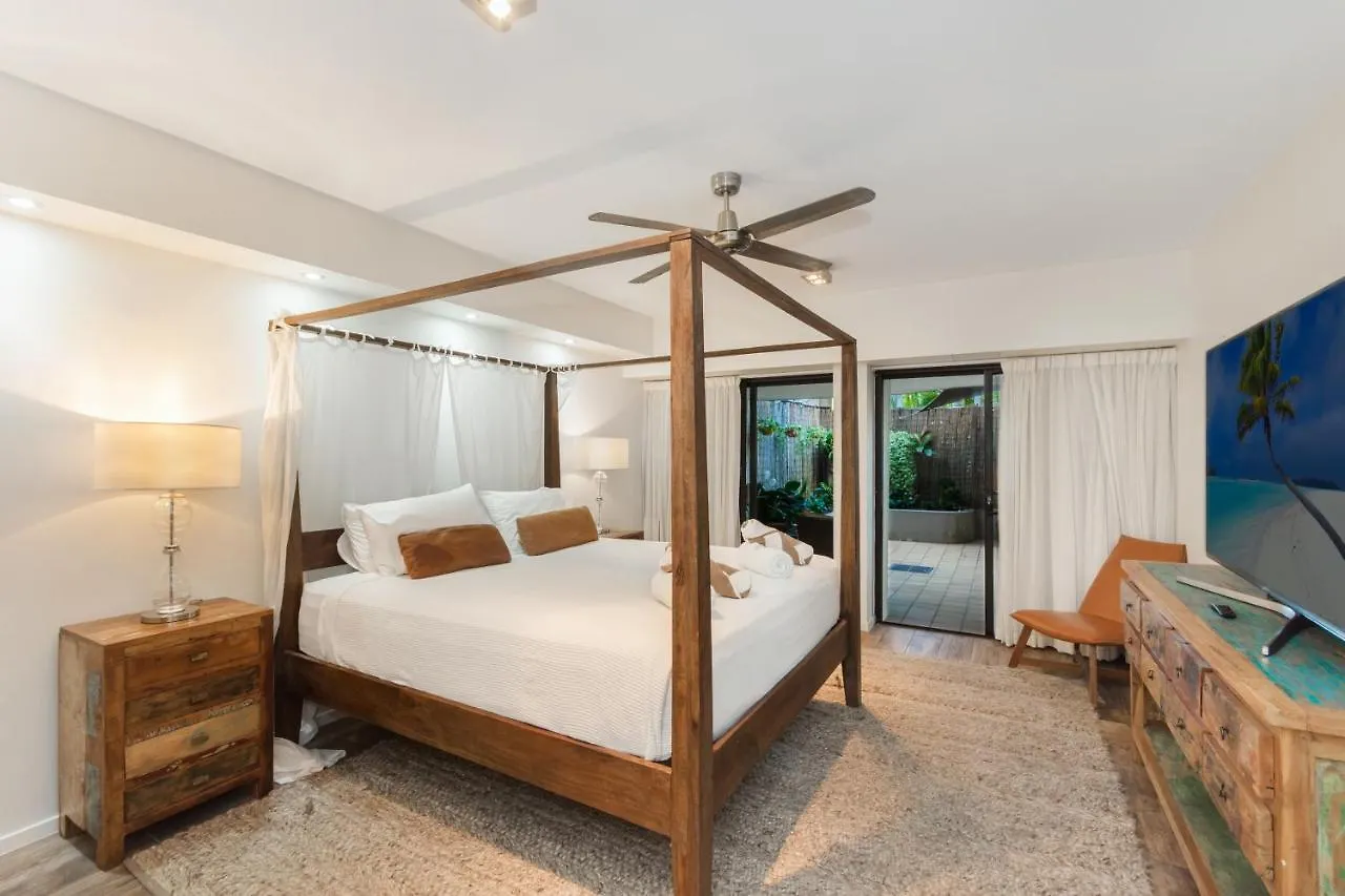 Luxury Pool Side Apartment In Beachfront Resort Cairns