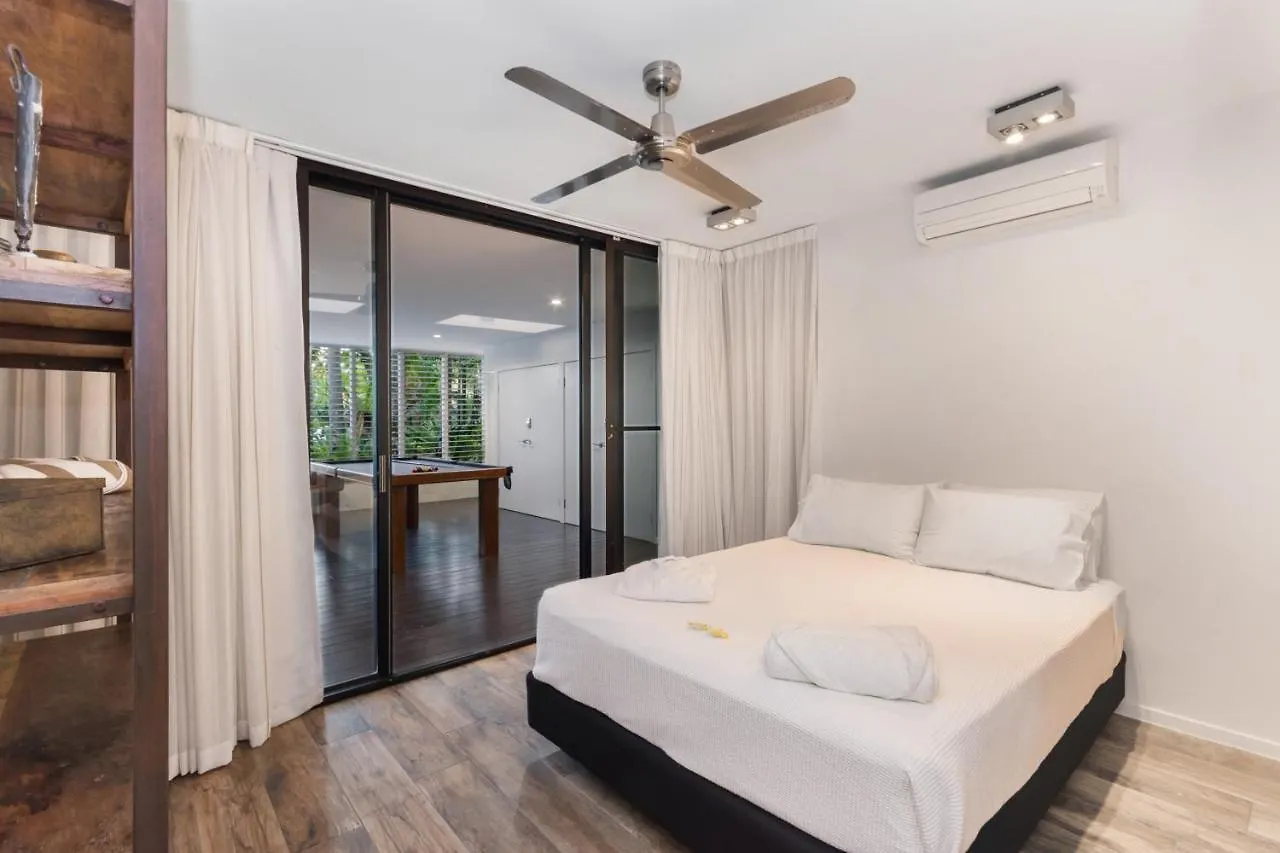 Luxury Pool Side Apartment In Beachfront Resort Cairns